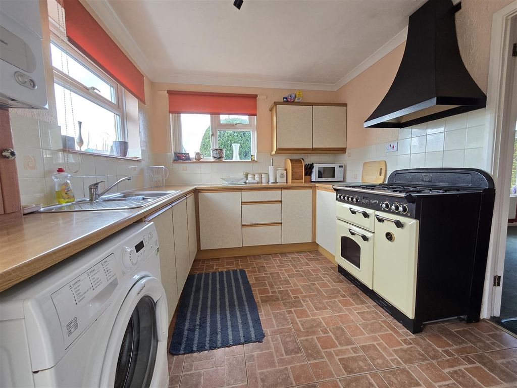 Property photo 3 of 16 Kitchen