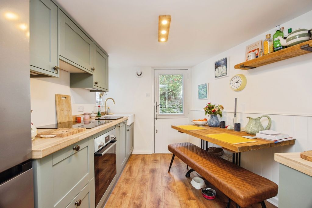 Property photo 3 of 17 Kitchen