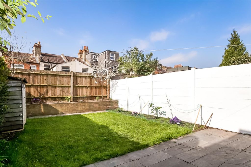 Property photo 3 of 10 Garden