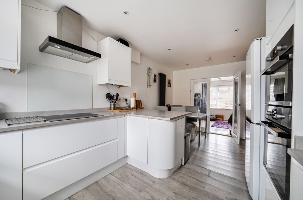 Property photo 2 of 11 1396052-14-696671...