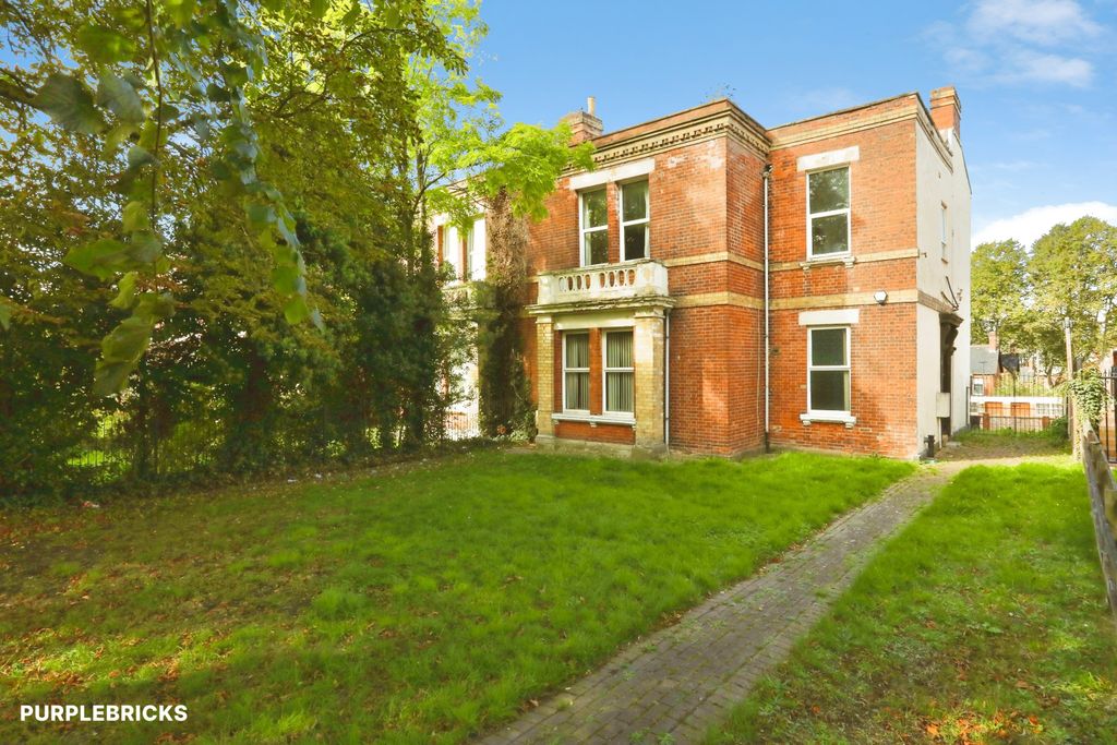Property photo 1 of 32