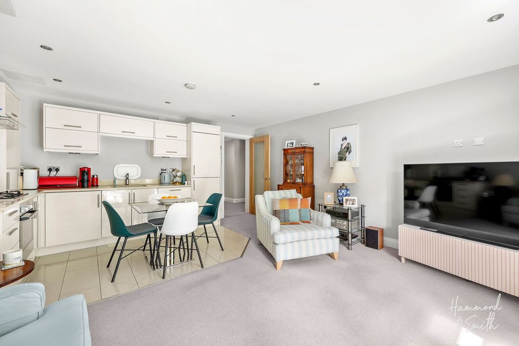 Additional image 7 of 2 bed flat for saleThornwood Road, Epping CM16