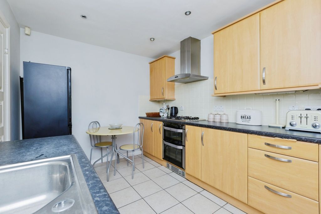 Property photo 3 of 17 Kitchen