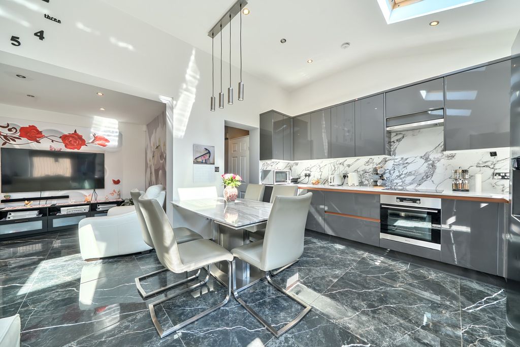Property photo 3 of 23 Dining