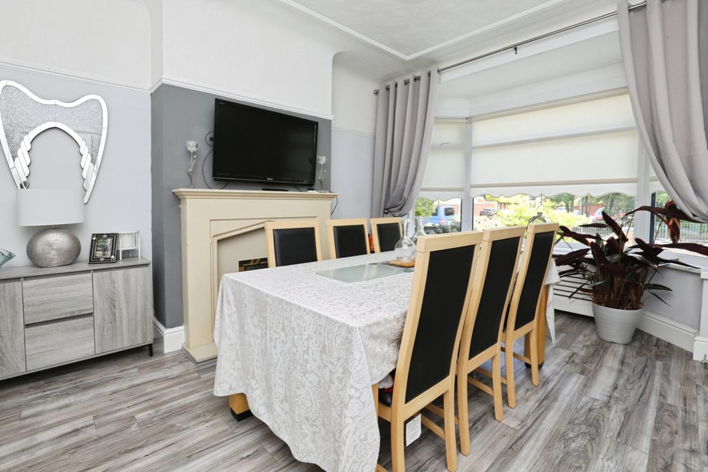 Property photo 3 of 17 Dining Room
