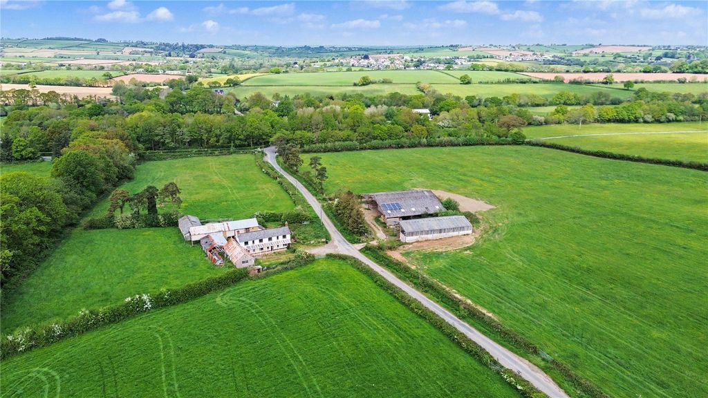 Property photo 1 of 28 Station Farm