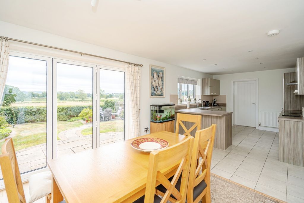 Property photo 3 of 18 Dining Kitchen