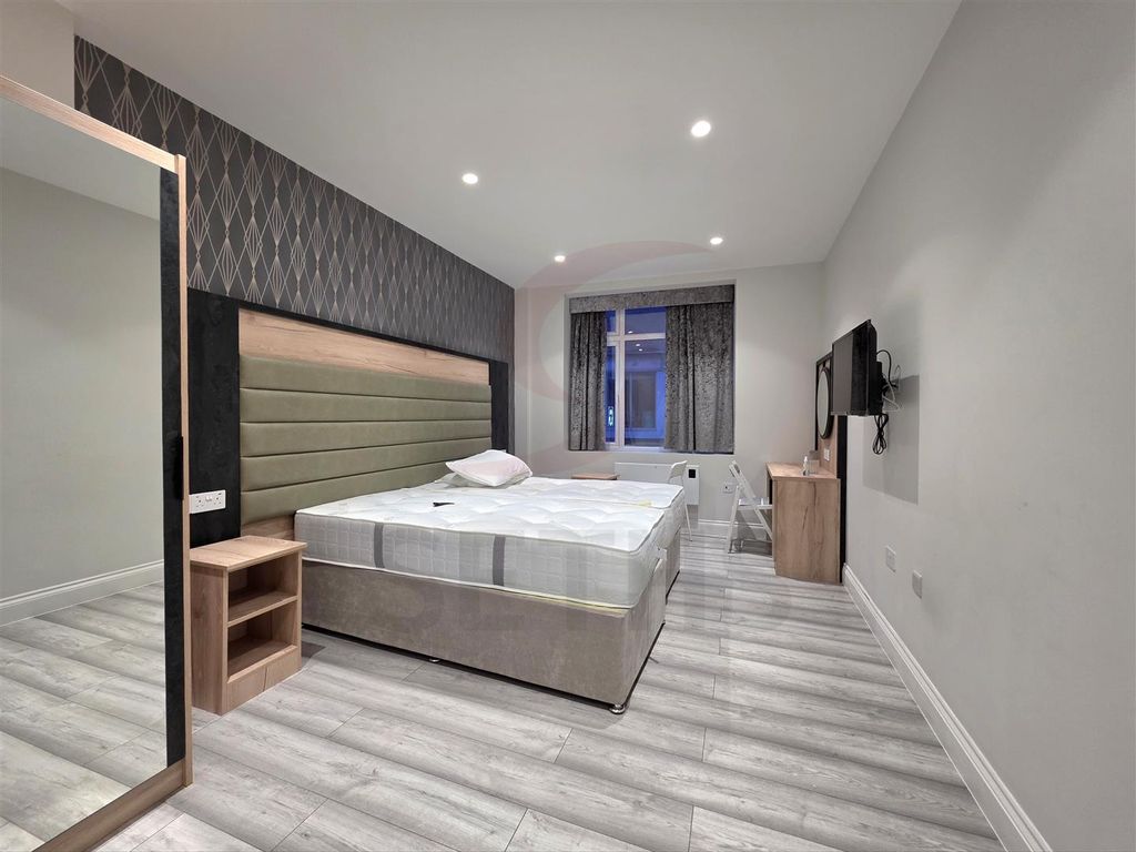 Property photo 1 of 7 Bedroom