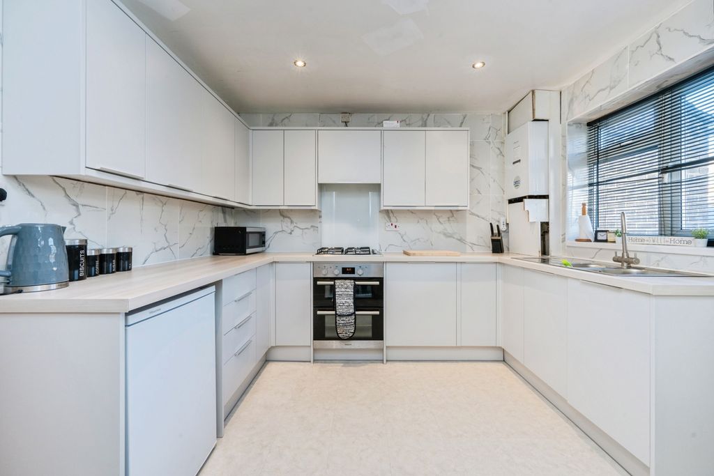 Property photo 2 of 18 Kitchen