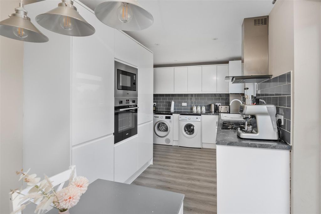 Property photo 2 of 14 36 Goodrington Close, Banbury-10.Jpg