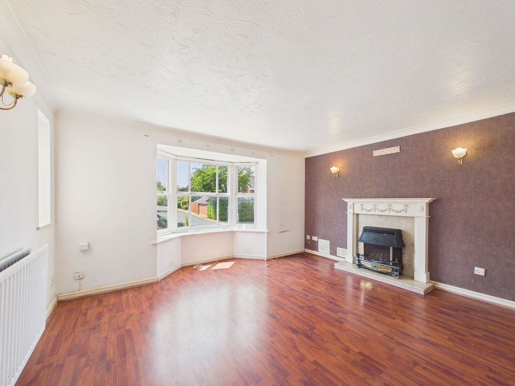 Property photo 3 of 16 Lounge