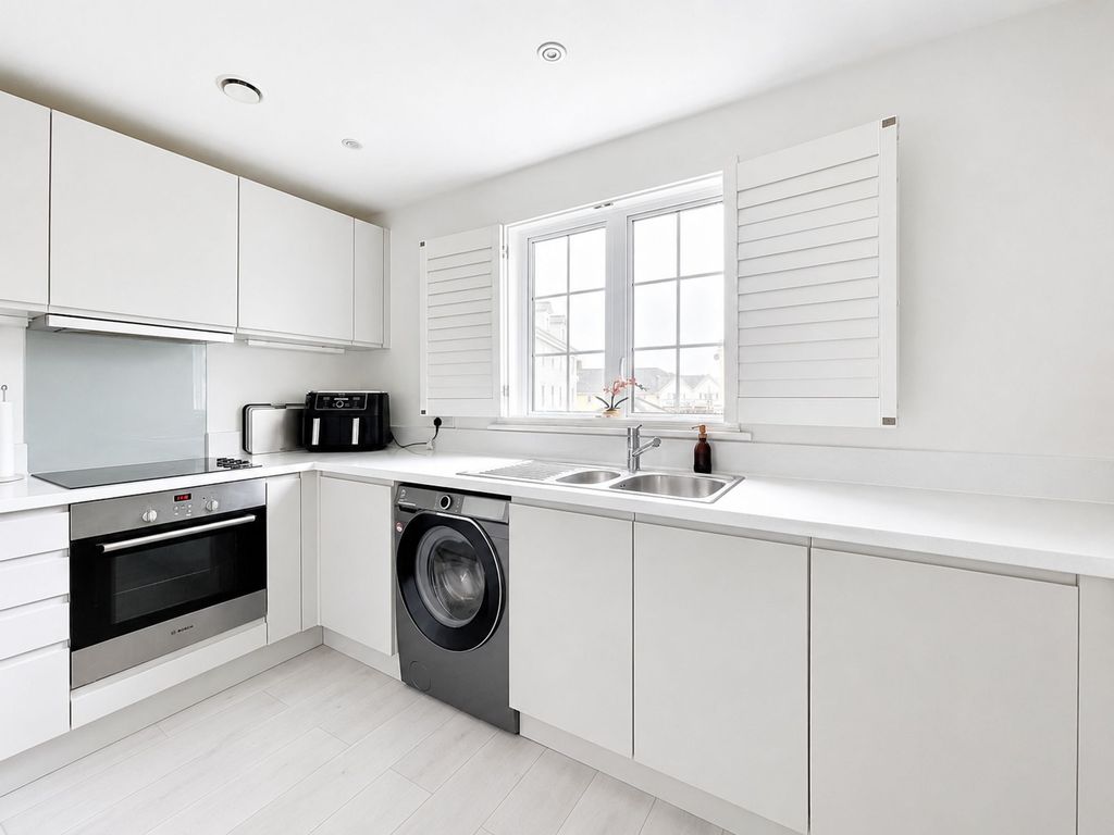 Property photo 3 of 15 Modern Kitchen
