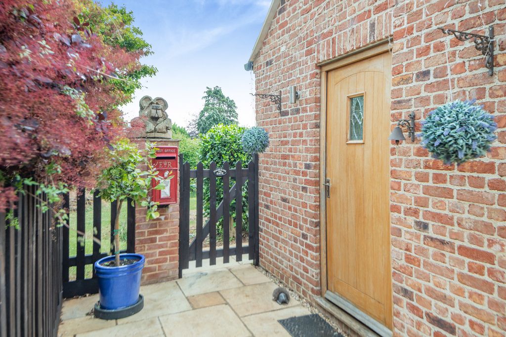 Property photo 2 of 28