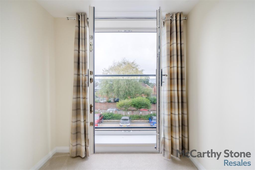 Property photo 3 of 18 8663837-Interior01.Jpg