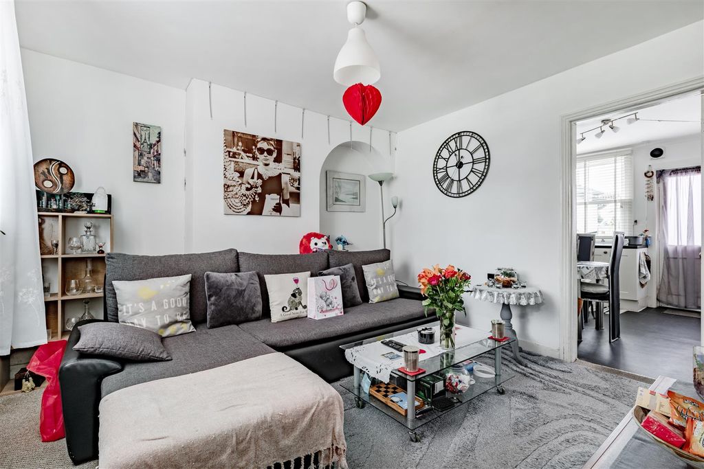 Property photo 3 of 9 Reception