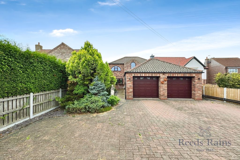 Property photo 2 of 32 Garage