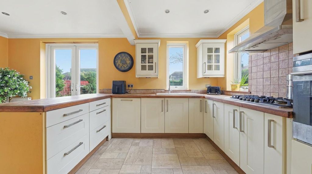 Property photo 3 of 29 Aad634d4-0003-4B0F-A49B-d34141A876c3.Png