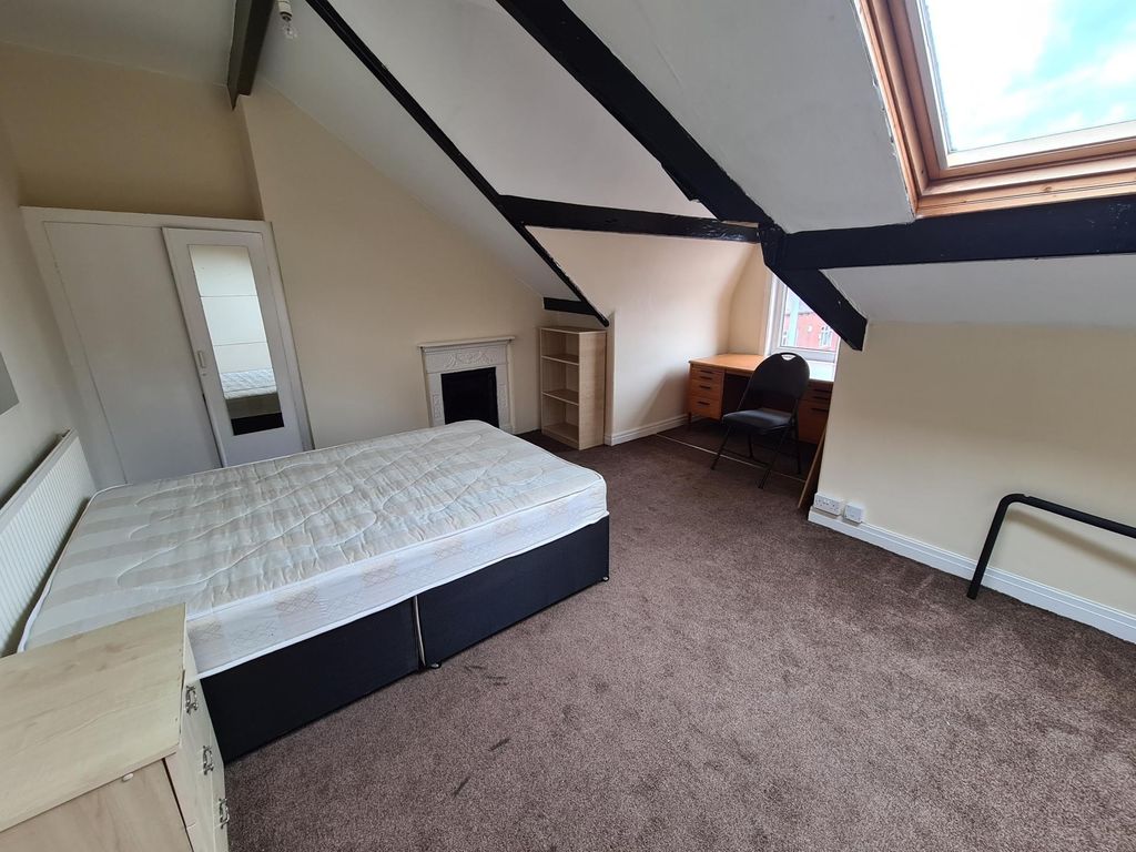 Property photo 3 of 21 Spacious Attic Double Bedroom With Sloped Ceilings...