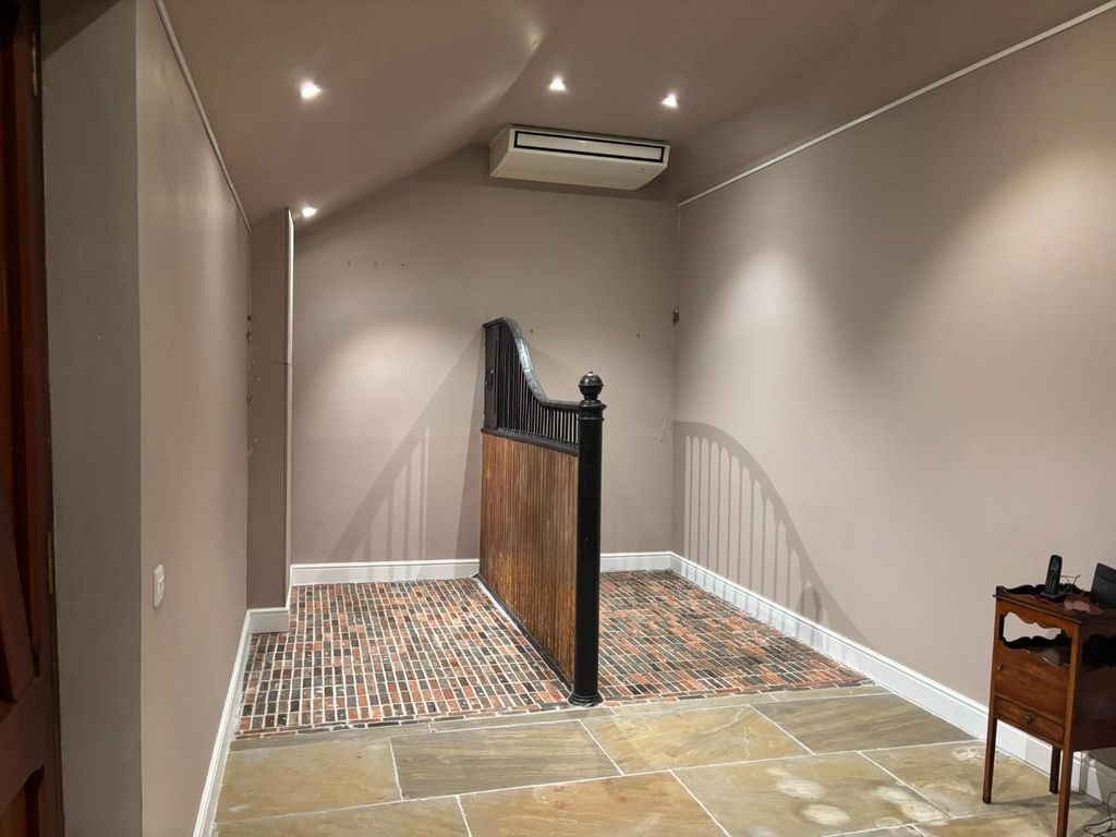 Property photo 2 of 12 4Bb5475F-4782-418F-A18d-2c50E2038dcc.Jpg