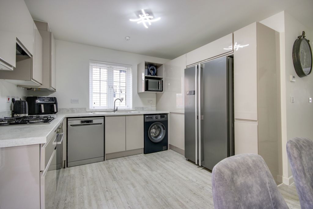 Property photo 2 of 19 Img_3593-Img_3595