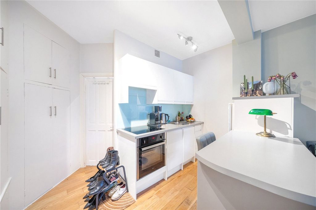 Property photo 3 of 7 Kitchen