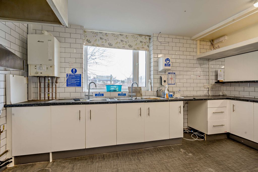 Property photo 3 of 11 8589456-Interior12-800
