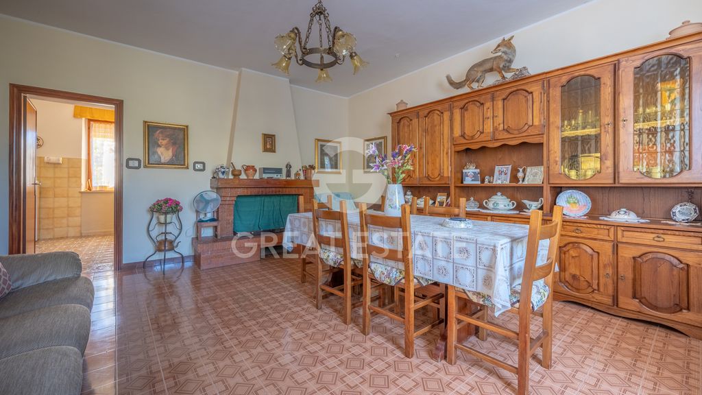 Property photo 2 of 26 Interiors