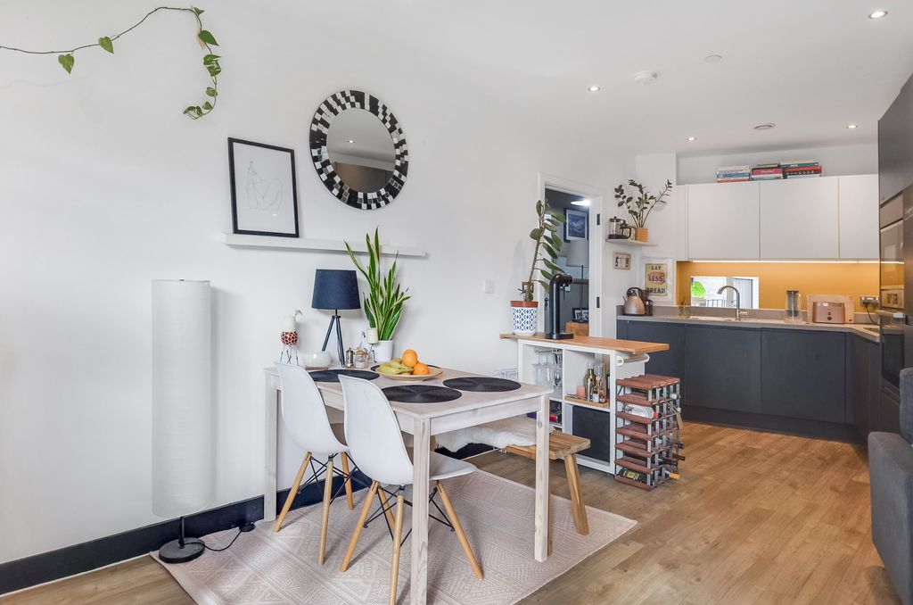 Property photo 3 of 15 Therm Court - 1 Bedroom (15).Jpg