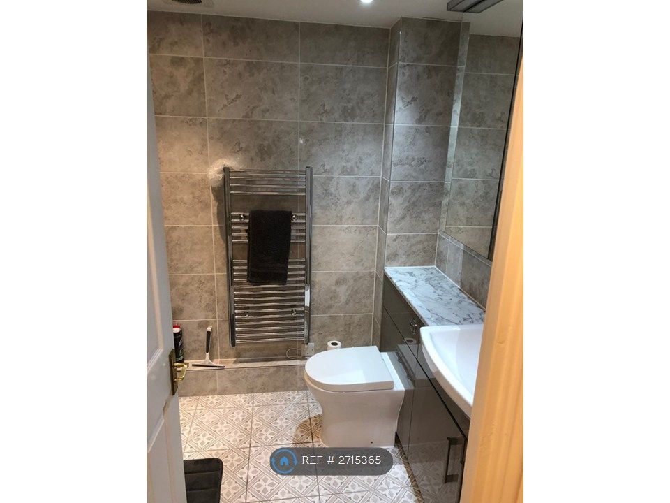 Property photo 3 of 10 Bathroom 1