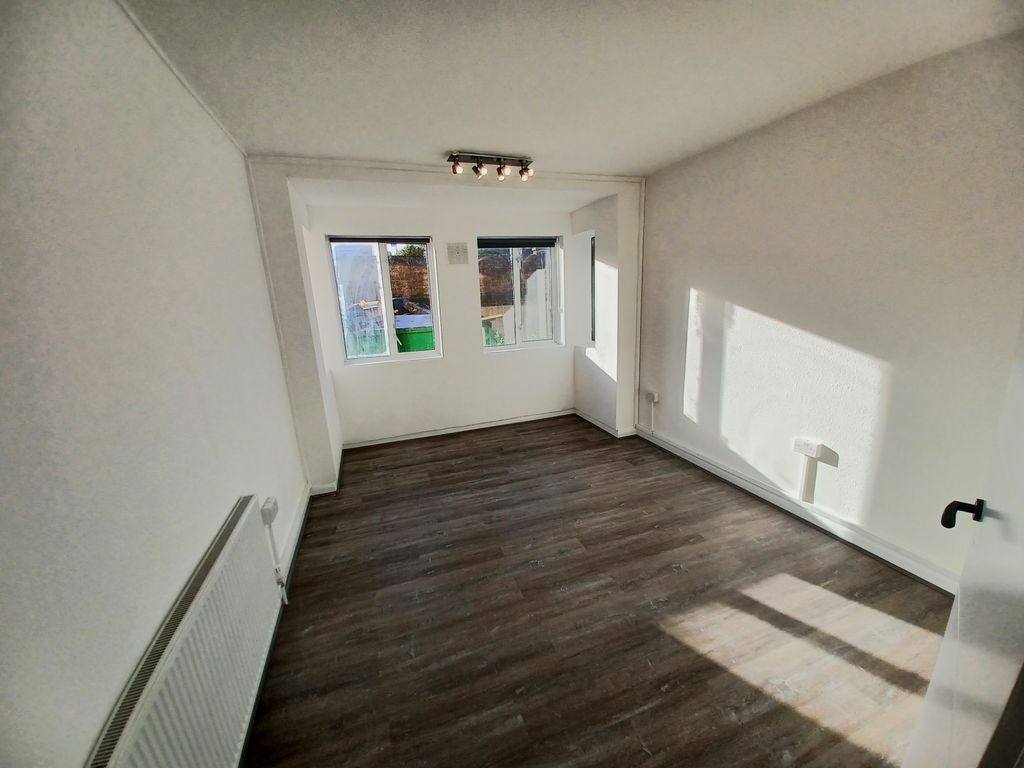Property photo 3 of 6 Photo 2