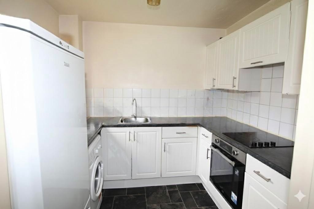 Property photo 3 of 10 Kitchen