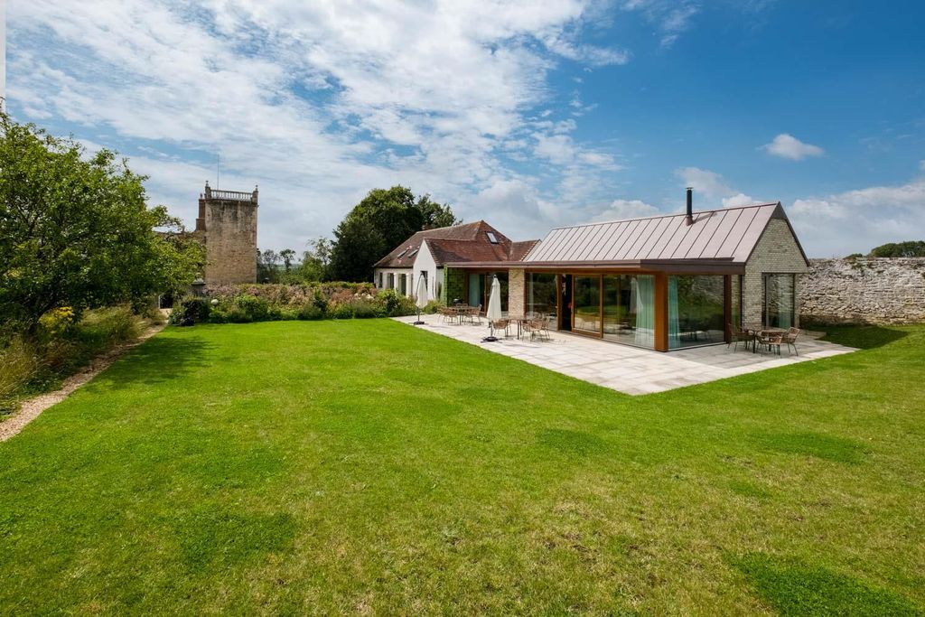 Property photo 1 of 31
