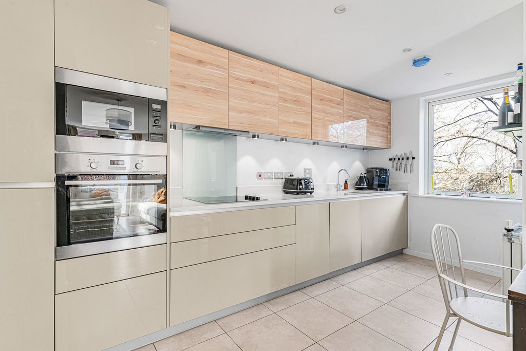 Property photo 2 of 24 Kitchen/Reception