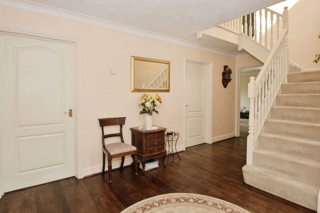 Property photo 3 of 22 Entrance Hall