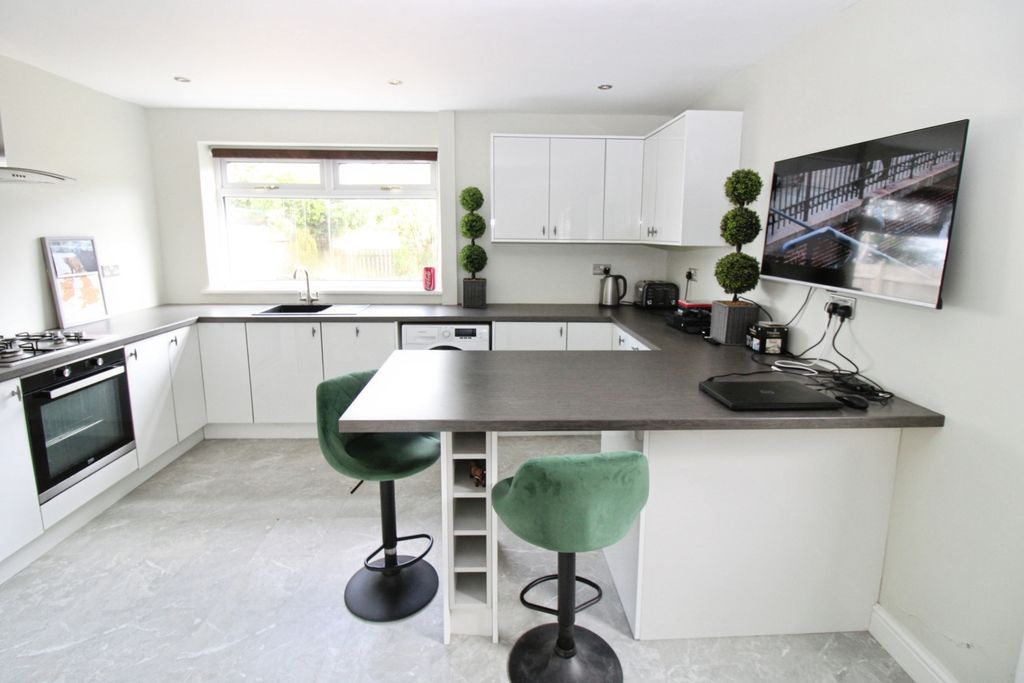 Property photo 3 of 17 Fitted Kitchen