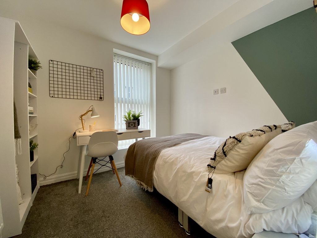 Property photo 2 of 5 A Bright And Inviting Double Bedroom Featuring A c...
