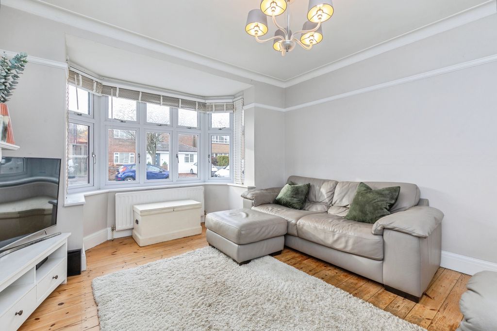 Property photo 3 of 20 Lounge