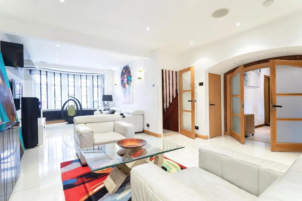 Property photo 2 of 14 A3bae35B-F678-43B0-81F4-51Cf25B833F8