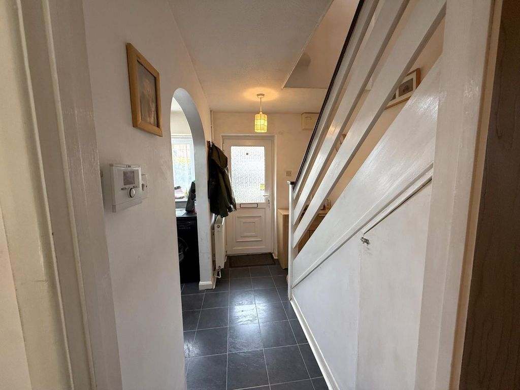 Property photo 3 of 10 Entrance Hall.Jpeg