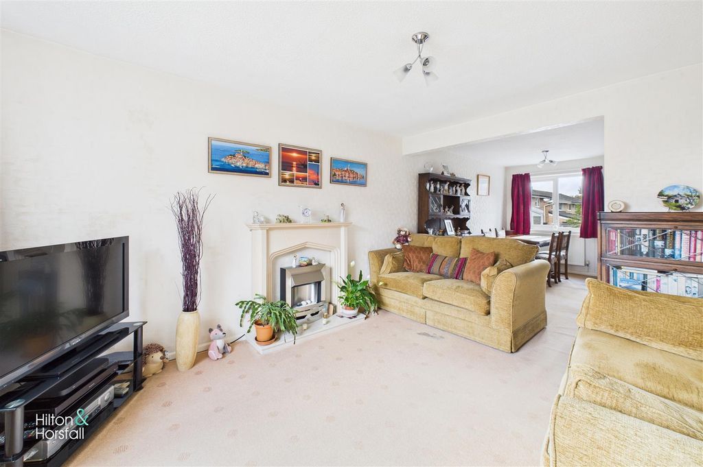 Property photo 3 of 16 Broadhurst Way