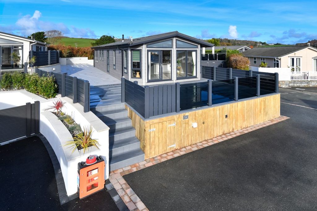 Property photo 1 of 11 12 Warren G34.Jpg