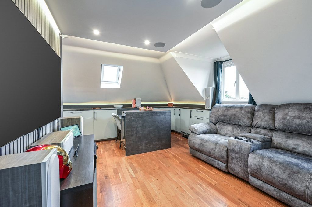 Property photo 3 of 14 Picture No. 12