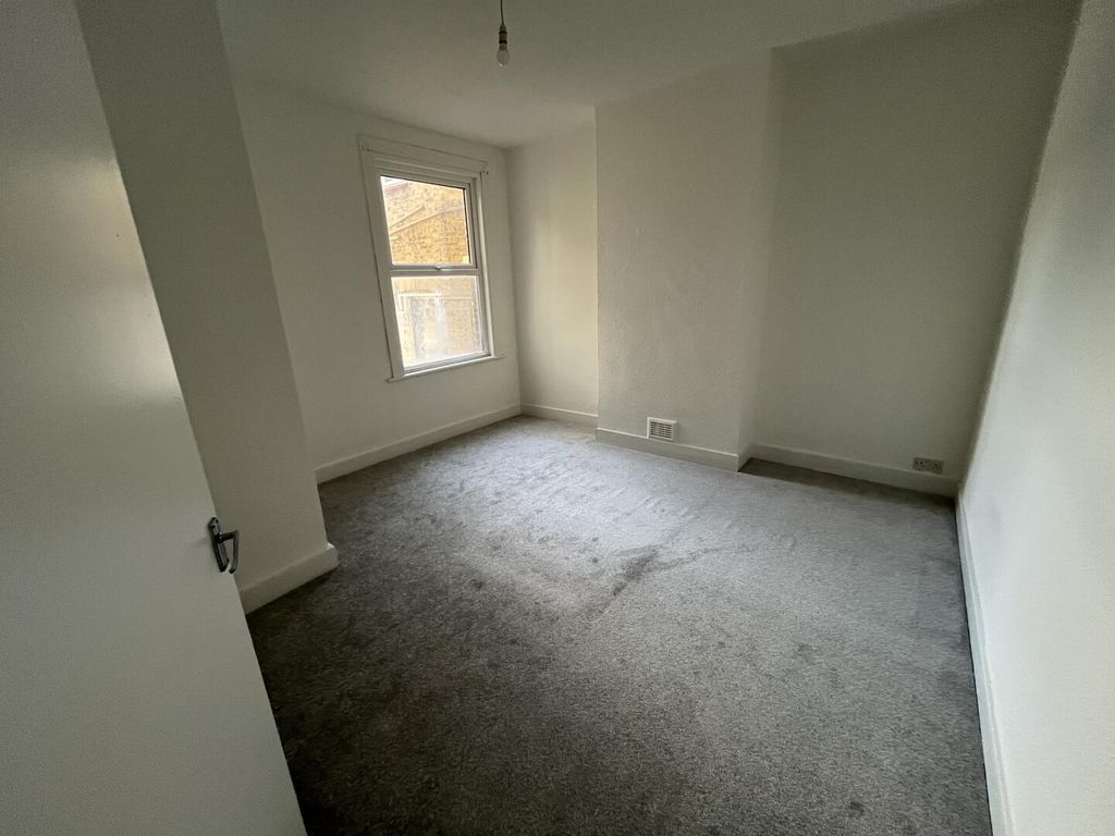 Property photo 3 of 8 Bedroom