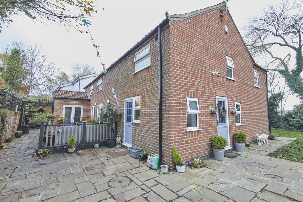 Property photo 2 of 31 Rear Garden