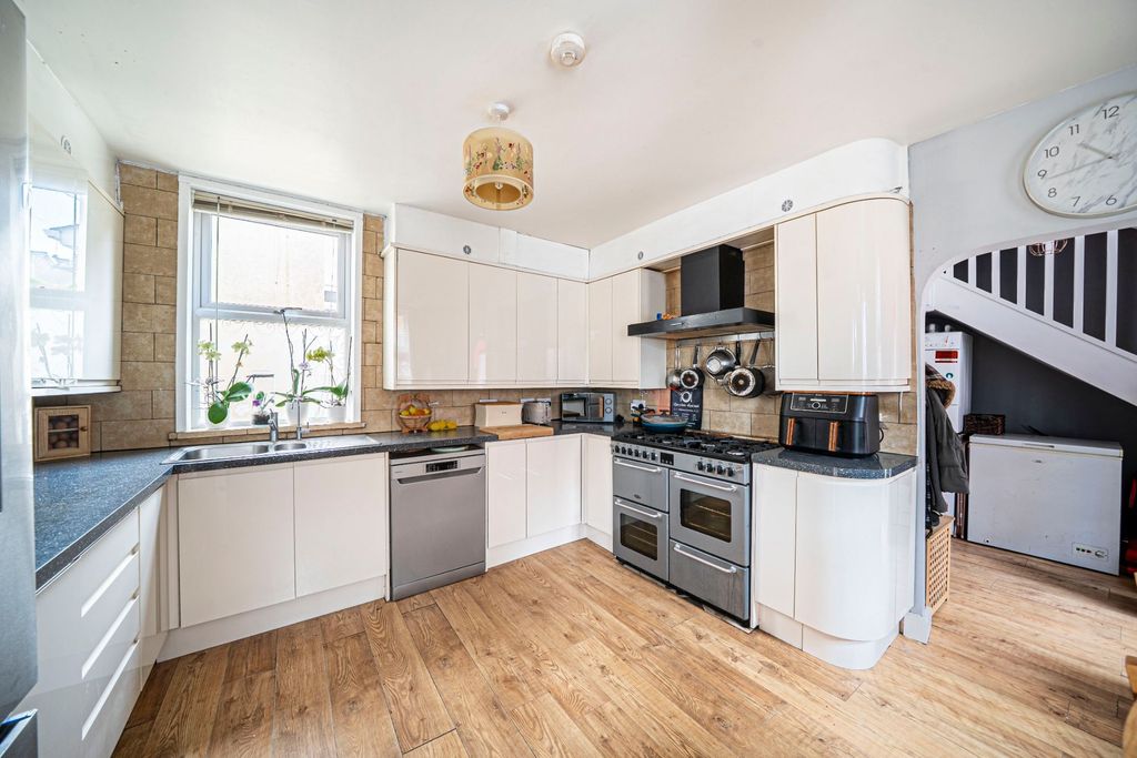 Property photo 3 of 18 Kitchen