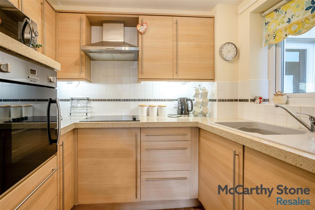 Property photo 3 of 27 8694990-Interior15.Jpg