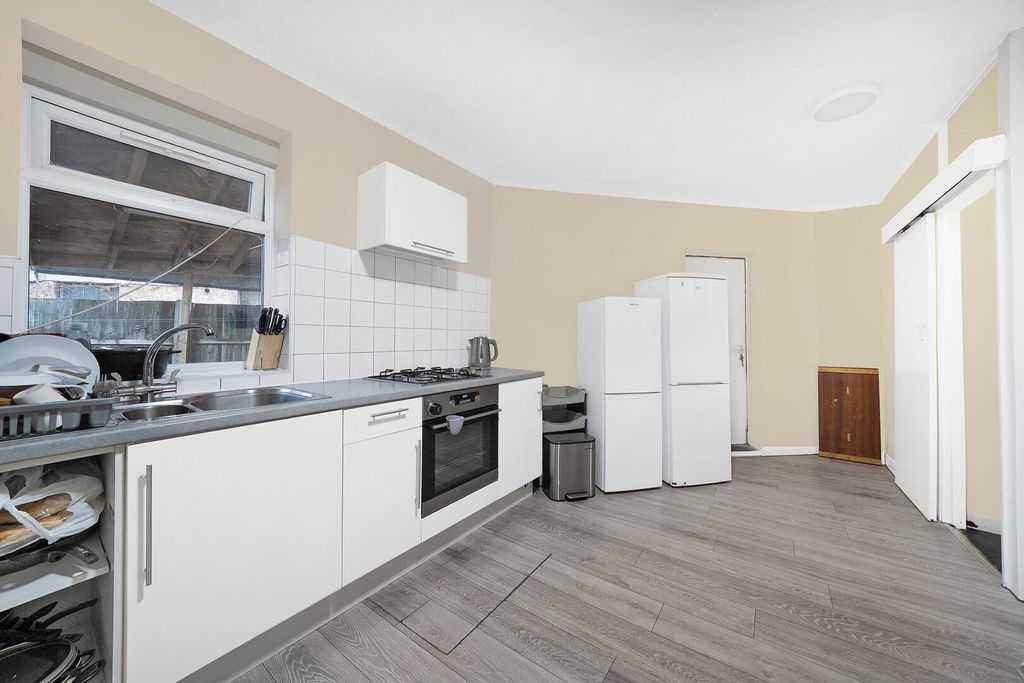 Property photo 3 of 21 Kitchen