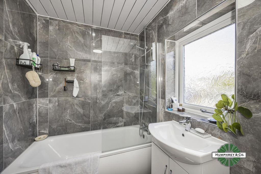 Property photo 1 of 15 First Floor Flat 5   Leopold Road -006.Jpg