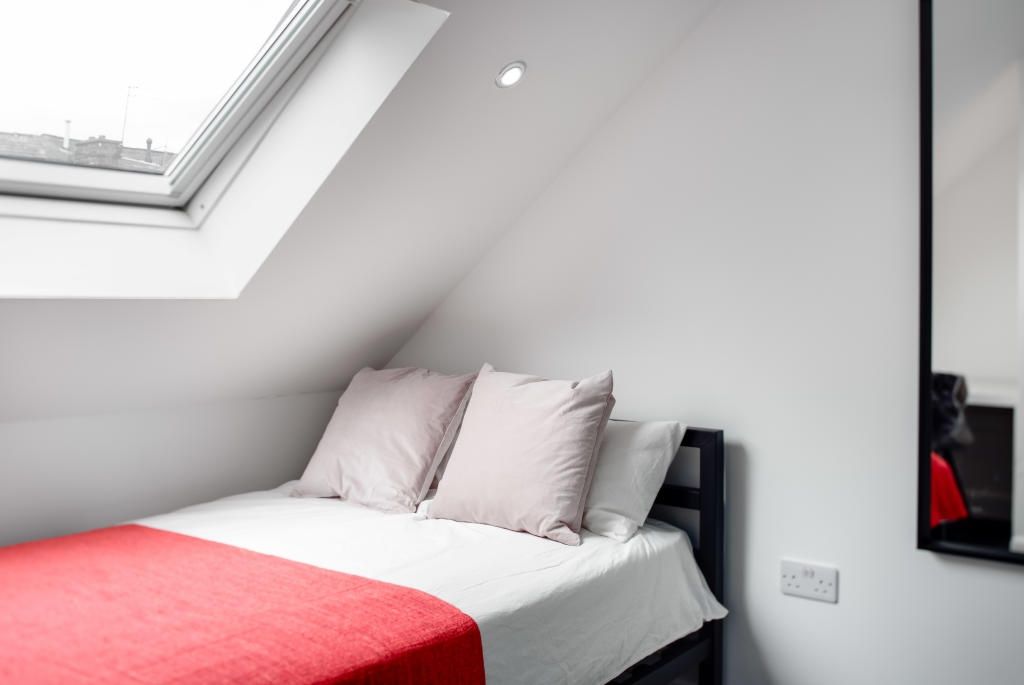 Property photo 3 of 14 A Bright And Well-Maintained Master Bedroom Featur...