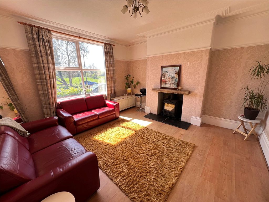 Property photo 2 of 11 Lounge